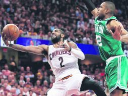 Encendido. Kyrie Irvin (#2) anotó 21 de sus 42 puntos en el tercer cuarto. AFP / G. Shamus