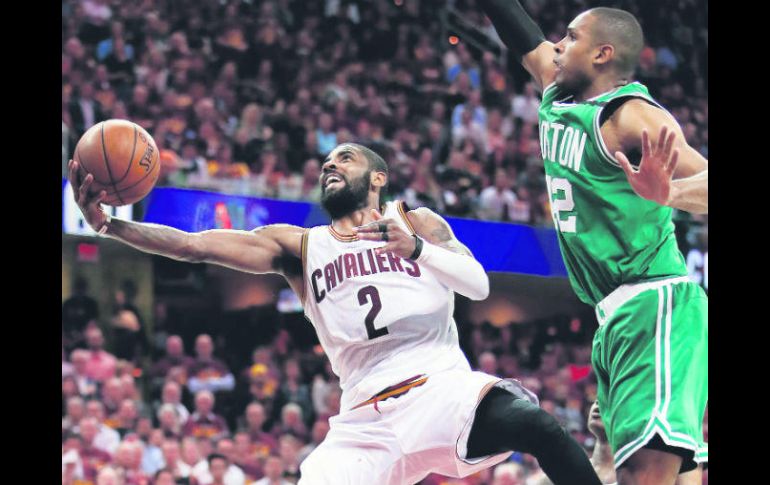 Encendido. Kyrie Irvin (#2) anotó 21 de sus 42 puntos en el tercer cuarto. AFP / G. Shamus