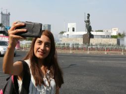 Una ciudadana se fotografía con la Minerva. EL INFORMADOR / G. Gallo