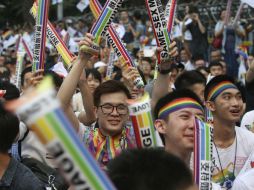 Integrantes de la comunidad LGBT se abrazan mientras celebran la decisión del Tribunal Constitucional. EFE / R. Tongo