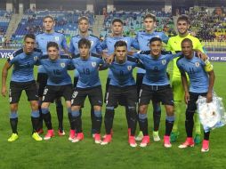 Los futbolistas guardaron respeto hasta el término de la errada pista. TWITTER / @Uruguay