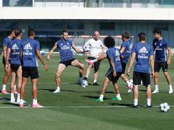 Sobre Bale (C), según el Madrid, completó el inicio de la sesión con el grupo antes de seguir con su trabajo en solitario. TWITTER / @realmadrid