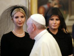 El papa Francisco camina frente a Ivanka y Melania Trump, la hija y la esposa de Donald Trump, durante la visita a El Vaticano. AFP / A. Tarantino