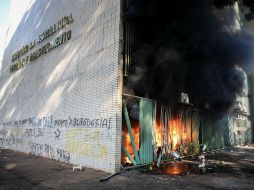 La sede del Ministerio de Agricultura fue atacada con bombas molotov que desataron un incendio en una de sus entradas. EFE / F. Bizerra