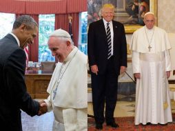 Comparó la expresión seria del Pontífice en compañía de Trump con la sonrisa que mostró con Barack Obama. ESPECIAL / P. Souza / A. Tarantino