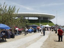 Aficionados tenían días acampando afuera del Estadio Chivas esperando la venta general para este jueves. EL INFORMADOR / A. Camacho