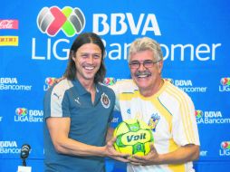 Matías Almeyda (izquierda) y Ricardo “Tuca” Ferretti destacaron las cualidades del equipo rival y se mostraron sonrientes. MEXSPORT /