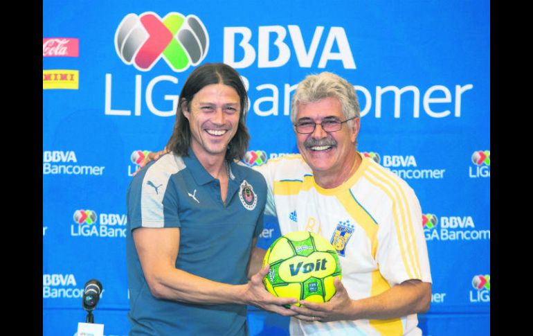 Matías Almeyda (izquierda) y Ricardo “Tuca” Ferretti destacaron las cualidades del equipo rival y se mostraron sonrientes. MEXSPORT /