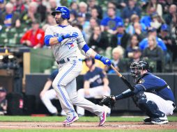 El dominicano José Bautista conectó jonrón solitario para ayudar a Toronto a conseguir la victoria ante los Cerveceros. AFP /