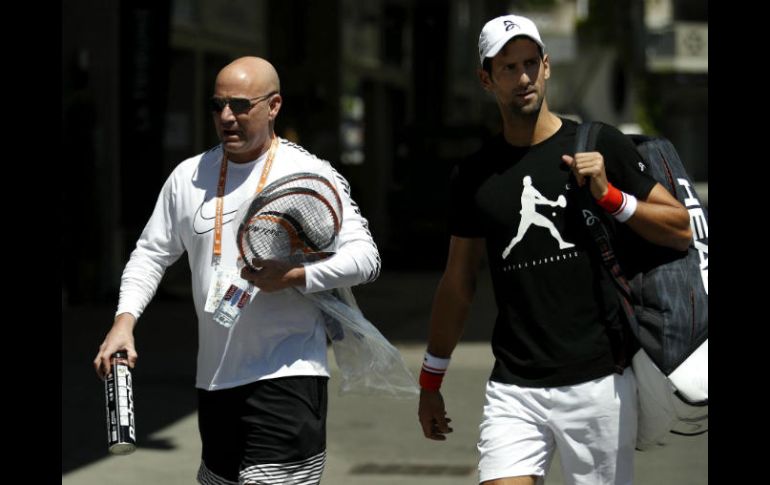 ''Nole'' podrá contar con Agassi solo durante unos días en París y luego decidirán si continuará juntos para Wimbledon. EFE / Y. Valat