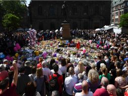 Esta mañana cientos de personas se reunieron en la plaza St. Anne para un minuto de silencio tras el atentado. AFP / B. Stansall