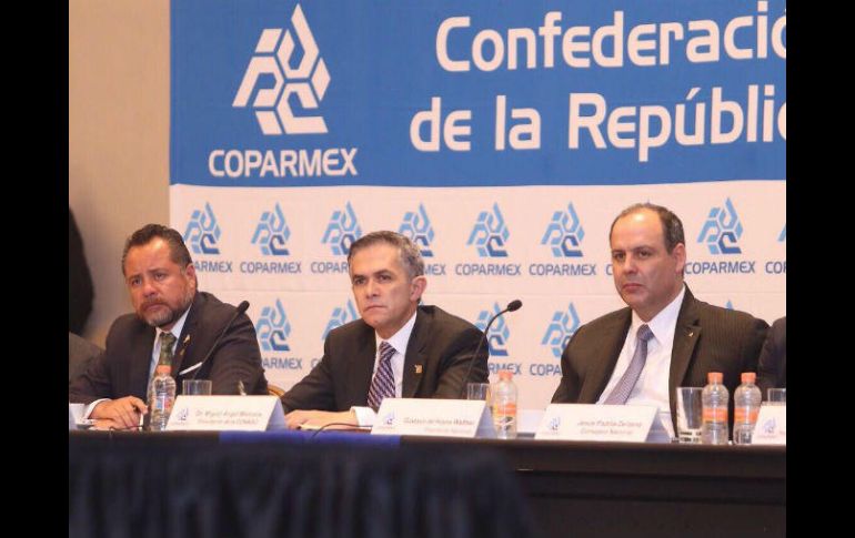 Miguel Ángel Mancera estuvo presente en la toma de protesta para el tercer año del presidente de la Canaco. TWITTER / @ManceraMiguelMX