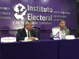 En la imagen Carlos Manuel Rodríguez, delegado del INE en Jalisco (izq) y Guillermo Alcaraz, titular del IEPC. TWITTER / @iepcjalisco