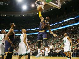 LeBron James (#23) hizo anotó 35 puntos en la victoria de Cleveland sobre Boston. AFP /