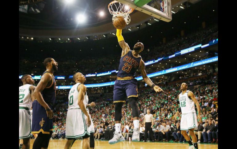 LeBron James (#23) hizo anotó 35 puntos en la victoria de Cleveland sobre Boston. AFP /