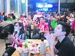 Grupos de aficionados se dieron cita en Wingman Providencia para ver el primer capítulo de la Final entre Chivas y Tigres. EL INFORMADOR / J. Robles