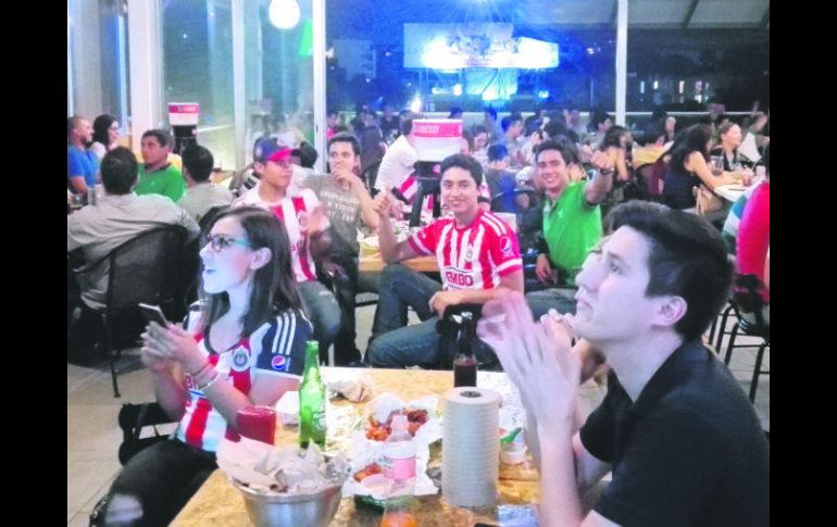 Grupos de aficionados se dieron cita en Wingman Providencia para ver el primer capítulo de la Final entre Chivas y Tigres. EL INFORMADOR / J. Robles