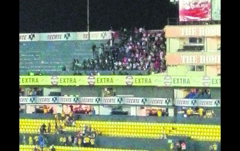 Un rincón en la parte alta del estadio fue donde ubicaron a los seguidores de Chivas. EL INFORMADOR / A. Ramírez