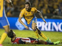 André-Pierre Gignac corre para celebrar el primer gol, mientras Oswaldo Alanís queda tendido en el terreno. EL INFORMADOR / J. Martínez