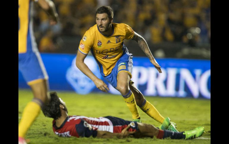 André-Pierre Gignac corre para celebrar el primer gol, mientras Oswaldo Alanís queda tendido en el terreno. EL INFORMADOR / J. Martínez