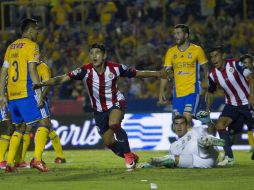 Alan Pulido festeja la primera anotación del Rebaño, con los Tigres vencidos. NTX / I. Hernández