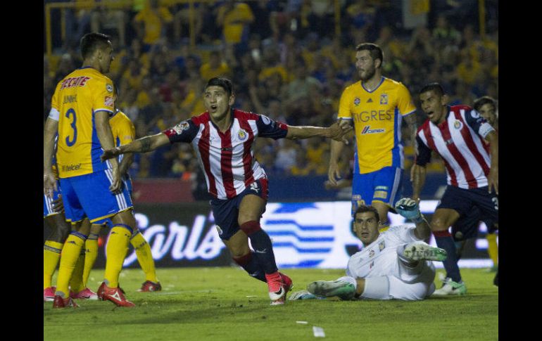 Alan Pulido festeja la primera anotación del Rebaño, con los Tigres vencidos. NTX / I. Hernández