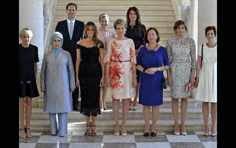 Gauthier Destenay es fotografiado con la reina Matilde de Bélgica (c) y otras ocho consortes de miembros de la OTAN. EFE / S. Steinbach