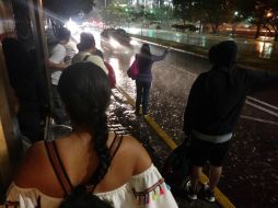 La precipitación en el Centro de la ciudad comenzó a partir de las 9 de la noche, y sorprendió a muchos tapatíos. EL INFORMADOR /