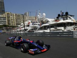 Carlos Sainz (Toro Rosso) estableció el séptimo mejor tiempo, por delante del británico Lewis Hamilton (Mercedes). AP / C. Paris