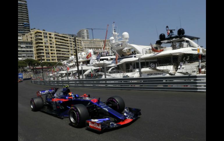 Carlos Sainz (Toro Rosso) estableció el séptimo mejor tiempo, por delante del británico Lewis Hamilton (Mercedes). AP / C. Paris