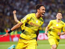 Aubameyang celebra después de anotar el penalti que significa la victoria para el Borussia Dortmund. EFE / F. Vogel