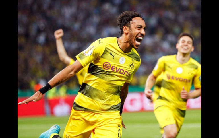 Aubameyang celebra después de anotar el penalti que significa la victoria para el Borussia Dortmund. EFE / F. Vogel