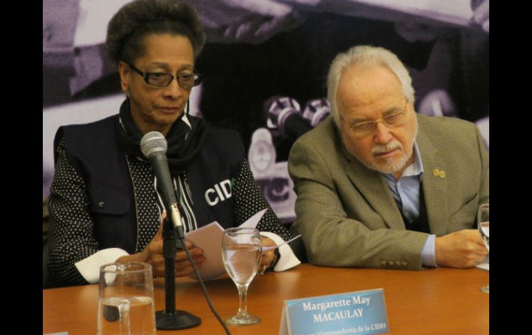 El presidente de la CIDH, Francisco José Eguiguren y la comisionada Margarette May Macaulay, en una rueda de prensa. EFE / N. Gonzalez