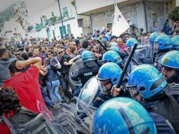 Al finalizar la cumbre se registraron protestas en Giardini Naxos; fueron disueltas por policías antimotines. EFE / C. Fusco