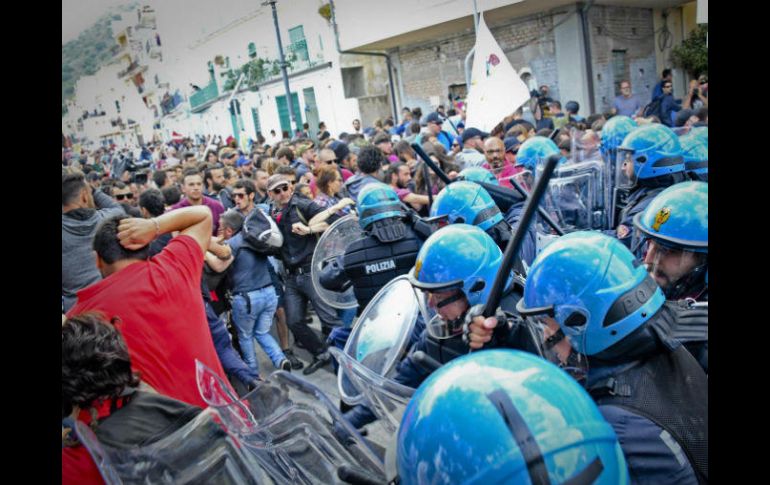 Al finalizar la cumbre se registraron protestas en Giardini Naxos; fueron disueltas por policías antimotines. EFE / C. Fusco