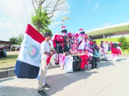 Para los comerciantes autorizados en la explanada del Estadio Chivas, las ventas han mejorado con la buena marcha del equipo. MEXSPORT /