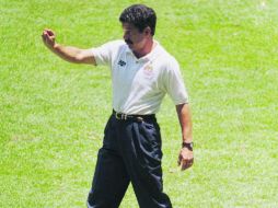 Durante la Final Chivas vs. Toros Neza, disputada en el Jalisco, el 'Tuca' Ferretti da indicaciones a los jugadores rojiblancos. EL INFORMADOR / ARCHIVO