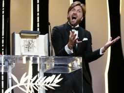 El director sueco celebra su galardón durante la gala de entrega en Cannes. EFE / S. Nogier