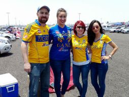 Eduardo, Karla, Rebeca y Nancy arriban al Estadio Chivas, listos para celebrar a su equipo. EL INFORMADOR / J. Robles