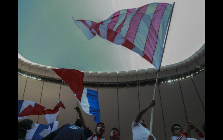 Ofrecen cinco mil pesos por una entrada para el Estadio Chivas. SUN / H. A. Morales