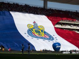 La bandera, de un peso de casi 500 kilos, se rasgó de la parte superior. MEXSPORT / O. Aguilar