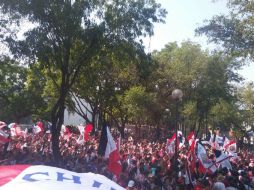 Los aficionados no paran de ondear sus banderas y cantar las porras al equipo de las Chivas. EL INFORMADOR / R. Bobadilla