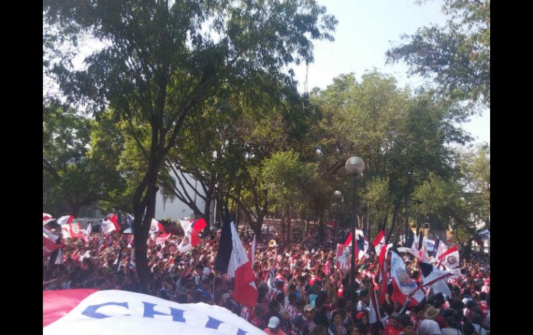 Los aficionados no paran de ondear sus banderas y cantar las porras al equipo de las Chivas. EL INFORMADOR / R. Bobadilla