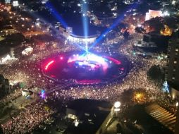 Decenas de aficionados llegan caminando para festejar el triunfo del Guadalajara. TWITTER / @GuadalajaraGob