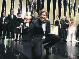 Feliz. El sueco Ruben Ostlund festeja ante la prensa obtener la Palma de Oro. AFP /