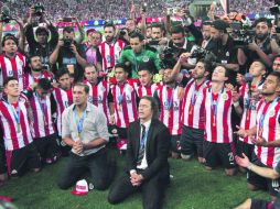 El técnico de las Chivas, Matías Almeyda (c) pone a rezar a todo el equipo como forma de agradecimiento por el triunfo. SUN /