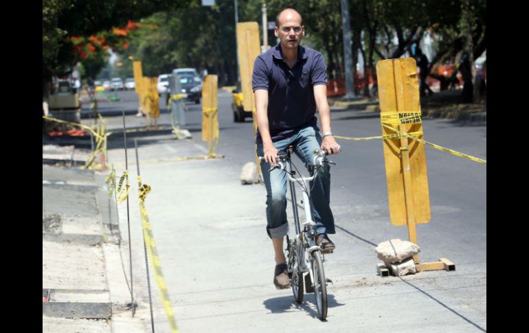 La vía confinada para quienes prefieren trasladarse con vehículos no motorizados en avenida México. EL INFORMADOR / M. Vargas