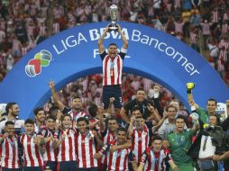 El capitán y símbolo de Chivas, Carlos Salcido, levanta el trofeo de campeones. EL INFORMADOR / F. Atilano