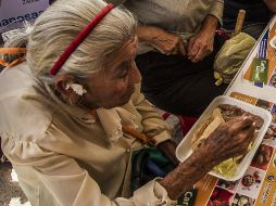 No solamente se debe comer correctamente, es necesario tomar mucha agua para mantenerse hidratado. EL INFORMADOR / ARCHIVO