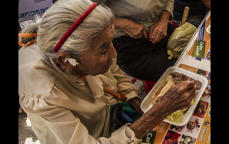 No solamente se debe comer correctamente, es necesario tomar mucha agua para mantenerse hidratado. EL INFORMADOR / ARCHIVO